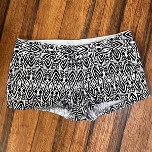 American Eagle Black and White Patterned short Shorts